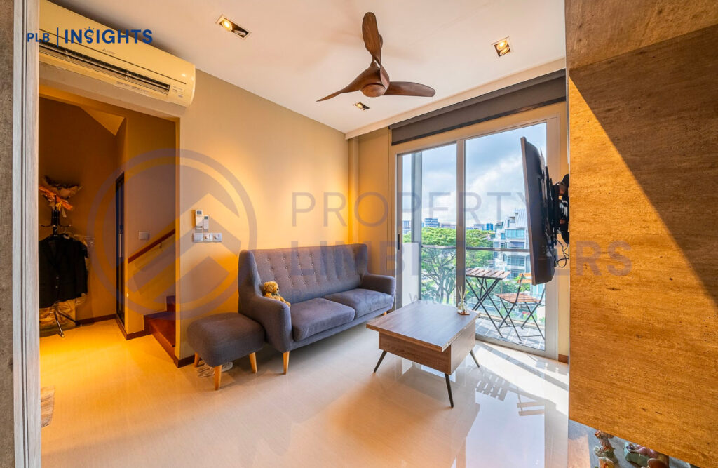 Living room that doubles as dining room, warm and clutter-free renovation